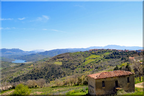 Blick auf den Alento Stausee im Cilento Nationalpark