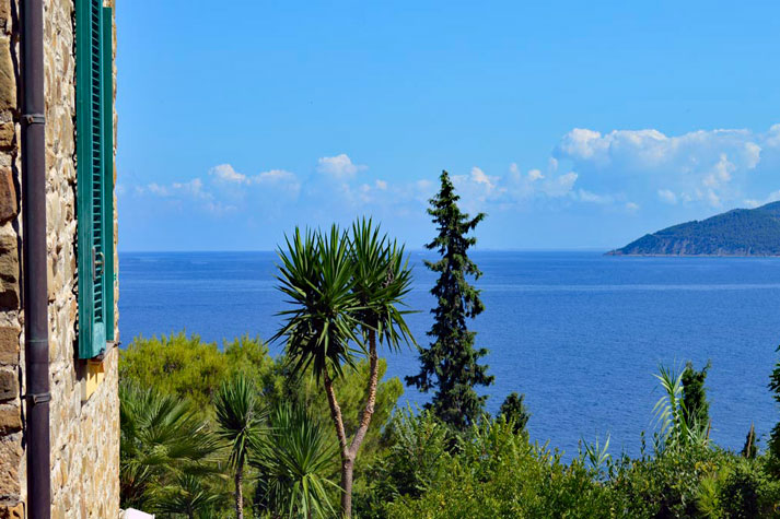 Ausblick von der Terrasse aufs Meer