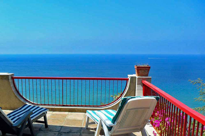 Ausblick von einer der vielen Terrassen aufs Meer