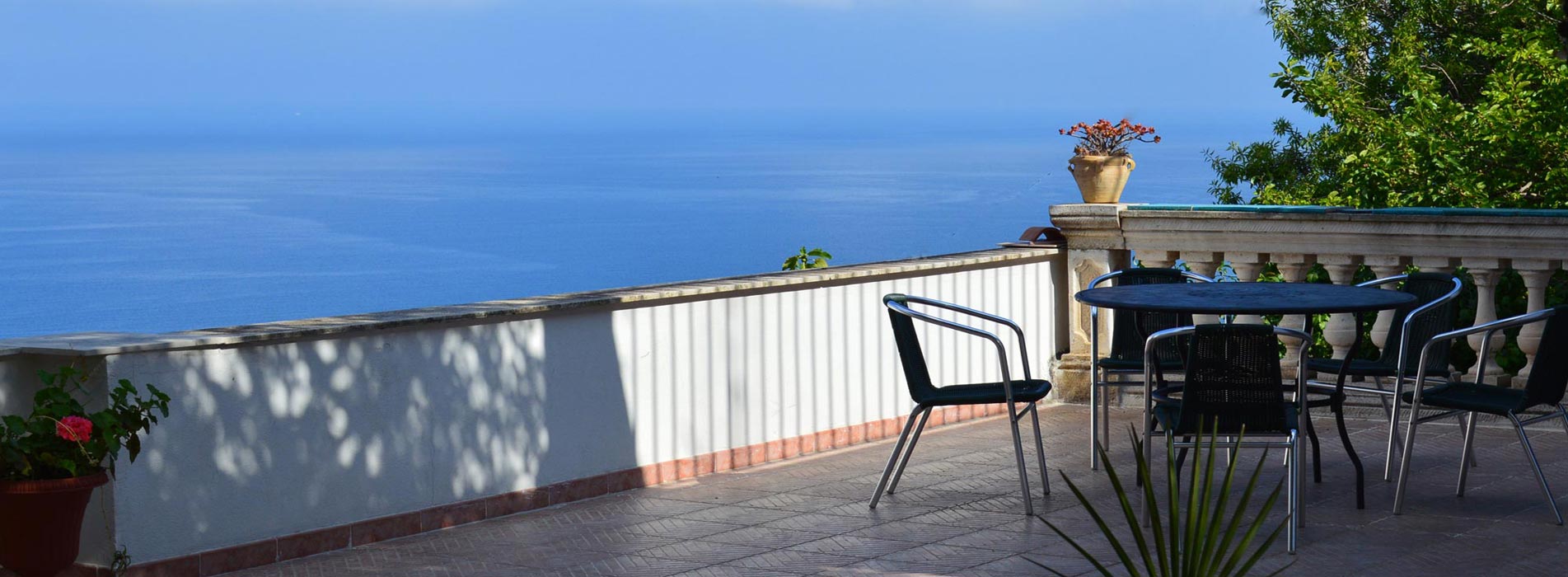 Ferienhaus Casale San Leo, Blick aufs Meer von einer der vielen Terrassen