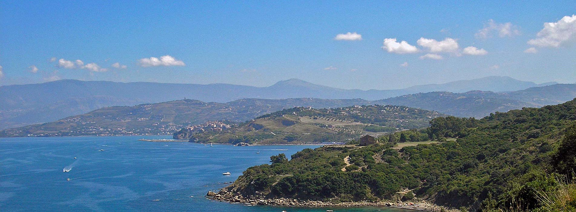 Die Cilento Küste, mit Blick auf das Meer und die grünen Hügel