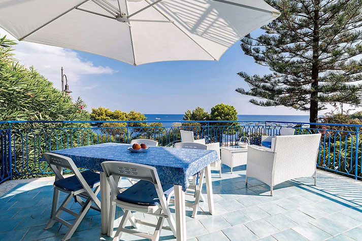 Blick von der Terrasse auf das Meer