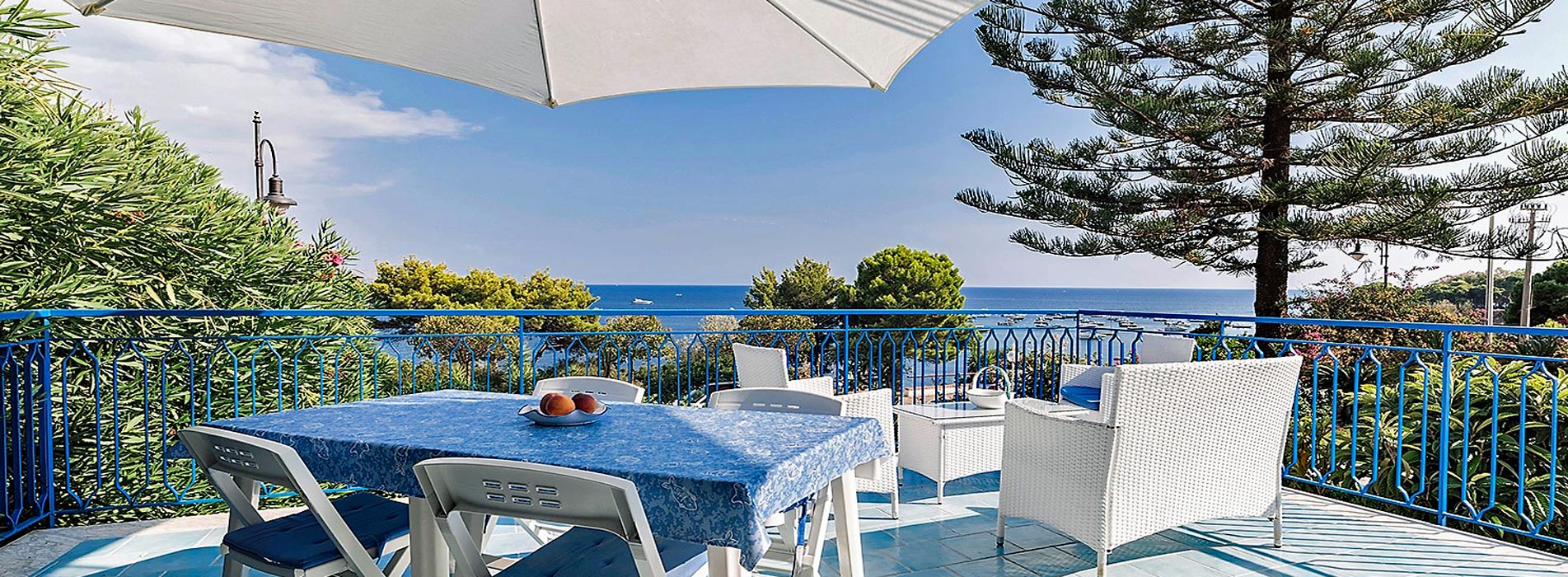 Blick von der Terrasse auf das Meer