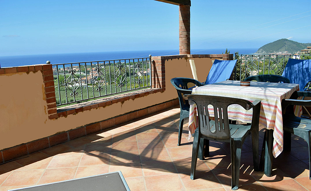 Blick vom Balkon aufs Meer