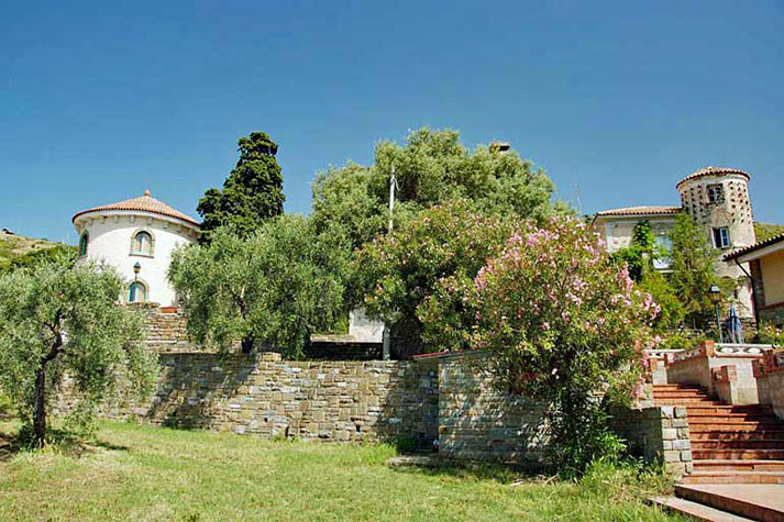 Blick von der Meerseite auf den Agriturismo Sant' Andrea