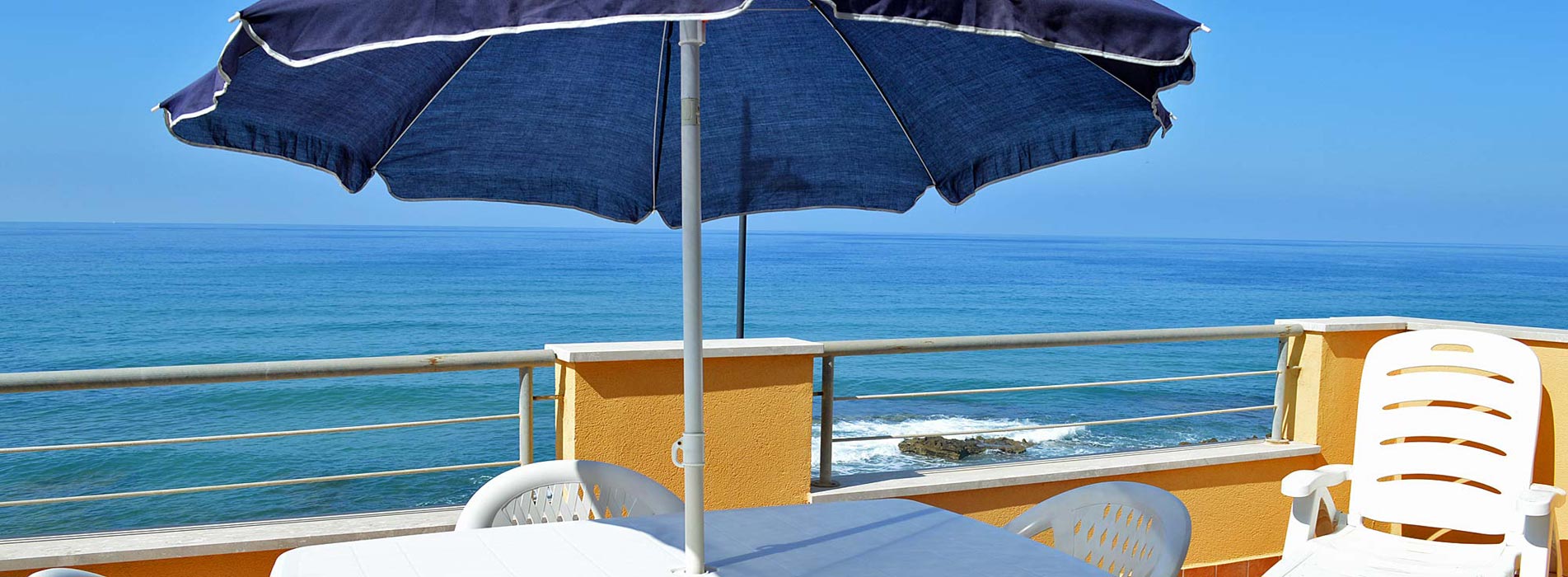 Ferienwohnungen Mare, Blick von einem Balkon aufs Meer