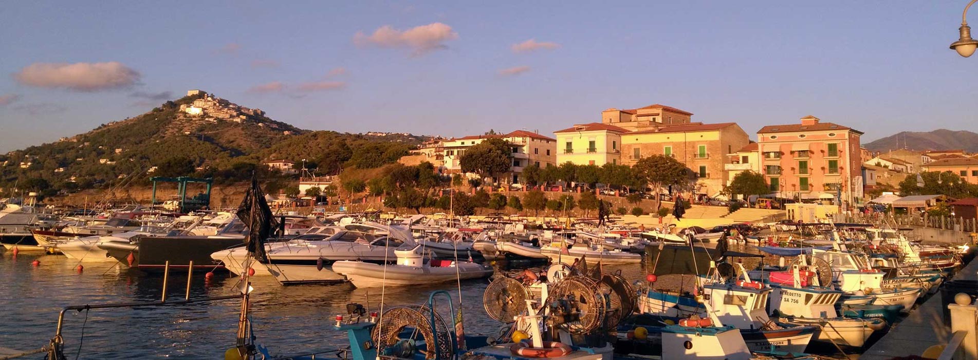 Blick auf den Hafen von San Marco und Castellabate