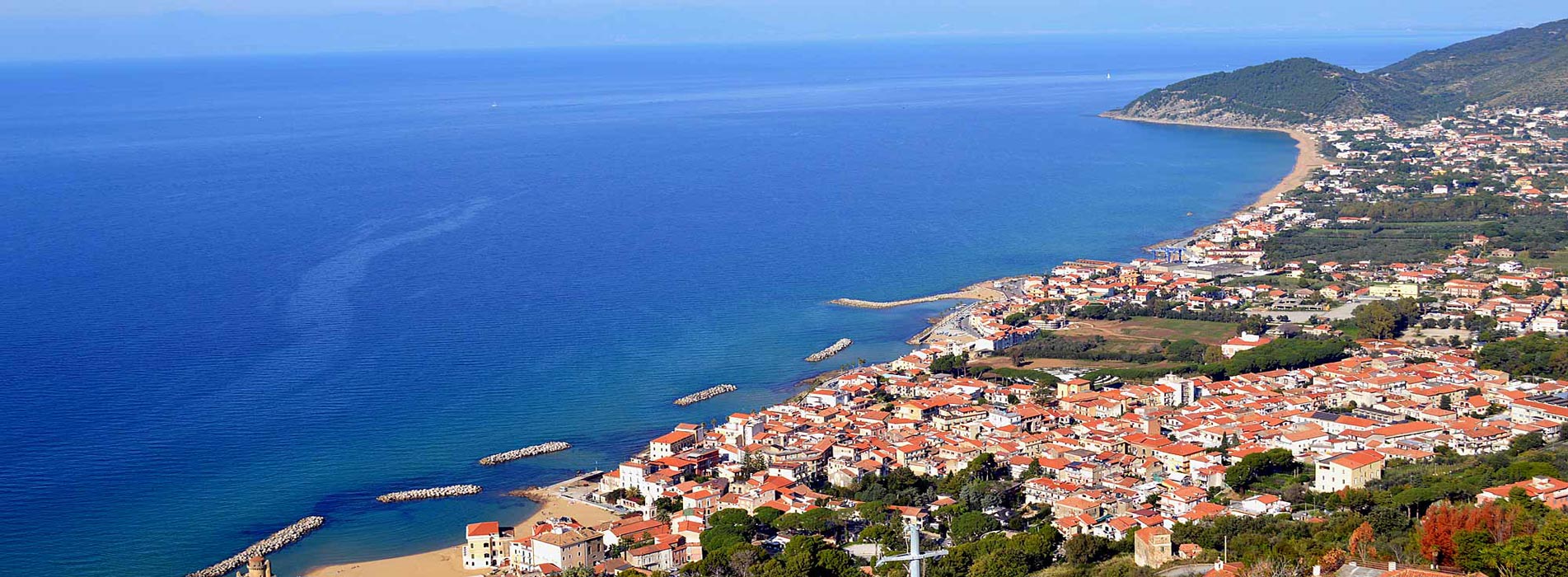 Blick auf Santa Maria di Castellabate und aufs Meer