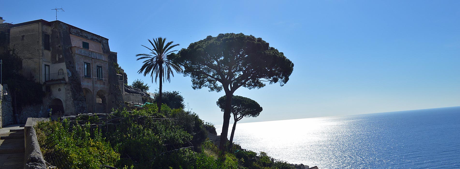 Blick aufs Meer bei einer Wanderung an der Amalfiküste