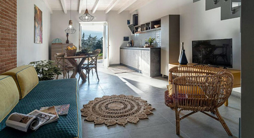 Die Küche mit Treppe zur Schlafgalarie