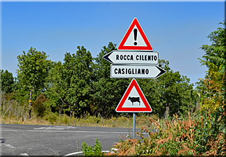 Straßenschilder im Cilento Nationalpark