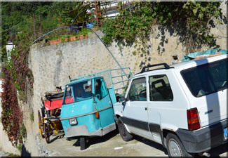 Pferdewagen, eine Ape und ein älteres Auto im Cilento