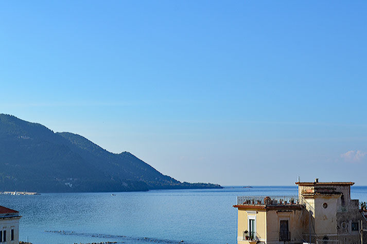 Ausblick von der Terrasse aufs Meer