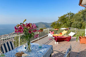 Blick von der großen Terrasse aufs Meer