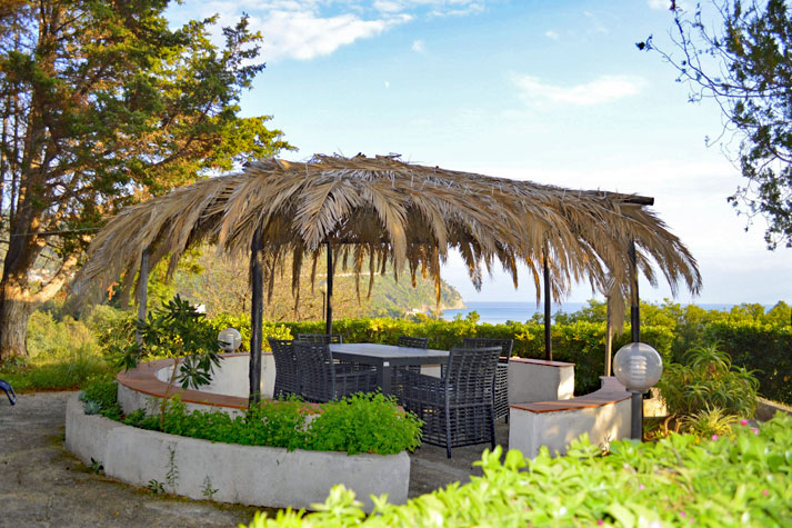 Ausblick von der Terrasse aufs Meer