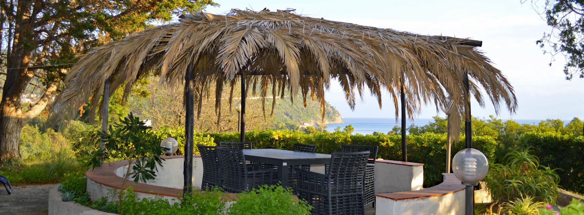 Blick von der Terrasse aufs Meer