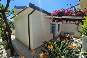 Das Gartenhaus mit Terrassen zu zwei Seiten Das Gartenhaus mit Terrassen zu zwei Seiten