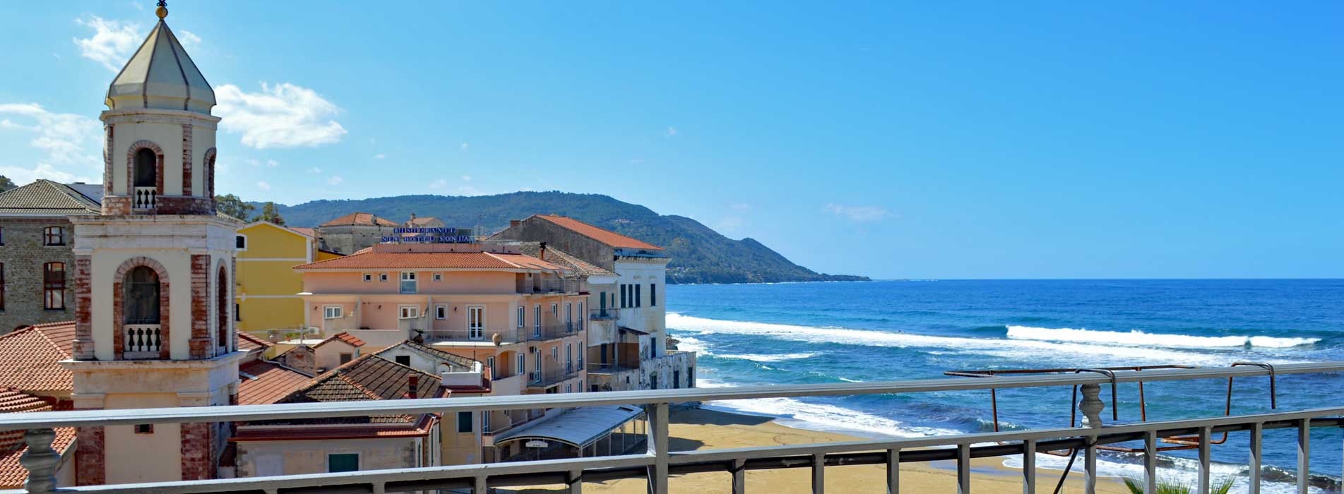 Blick vom Balkon auf das Meer