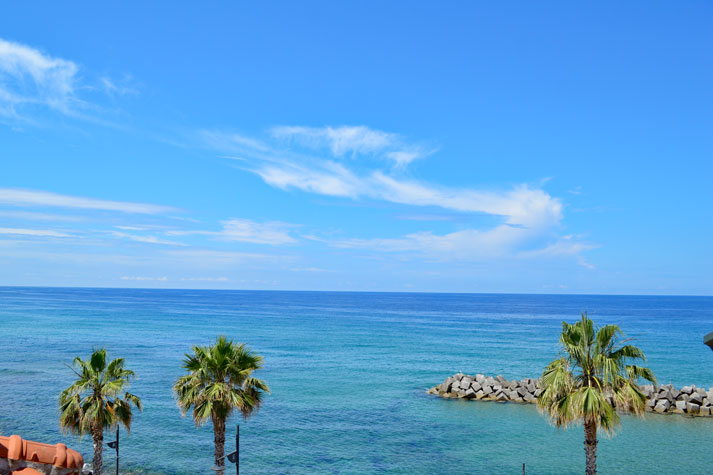 Blick vom kleinen Balkon der Ferienwohnung aufs Meer