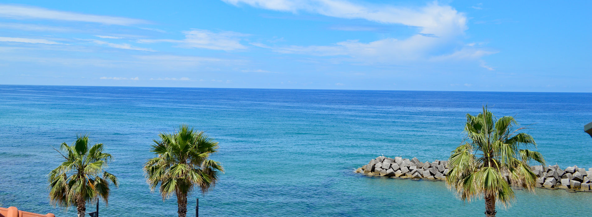 Blick vom kleinen Balkon aufs Meer