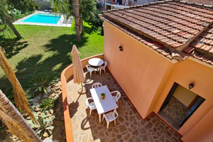 Gartenhaus mit Terrasse zum Pool