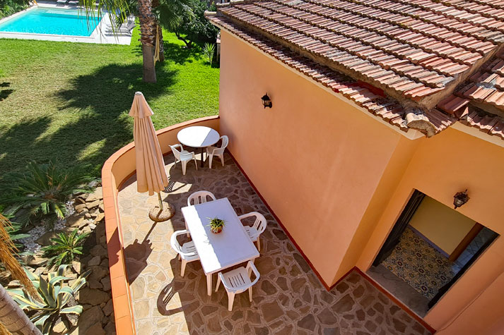 Blick auf die Terrasse, den Garten und den Pool - Gartenhaus Palazzo Rosa