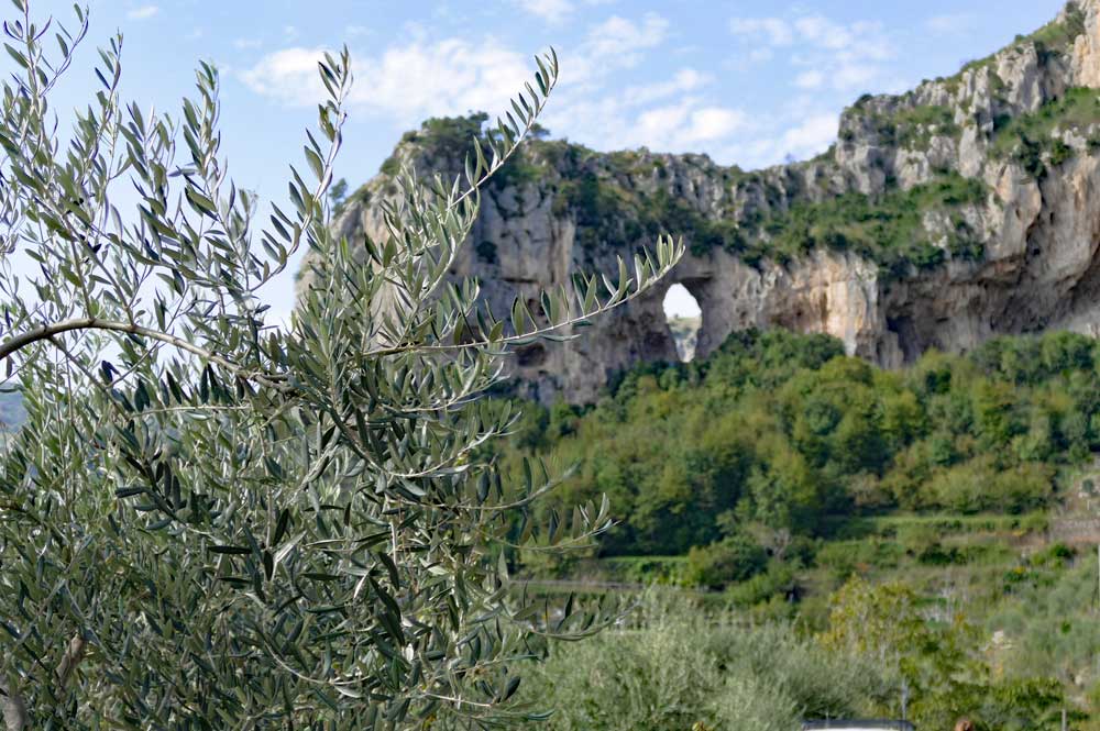 Bei Montepertuso, oberhalb von Positano, ein riesiges Loch im Fels