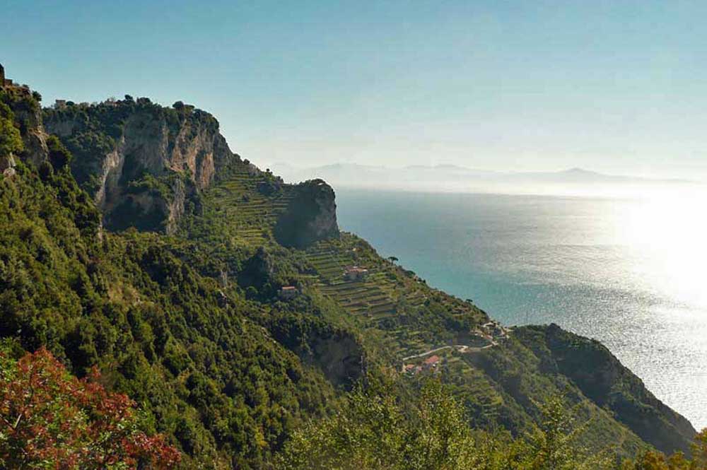 Ausblick auf die terrassierten Hänge der Amalfiküste