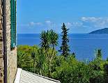 Schöner Blick von der Terrasse auf das Meer und den Monte Tresino