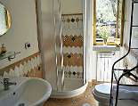 Bad oben mit Dusche und Fenster Bad oben mit Dusche und Fenster