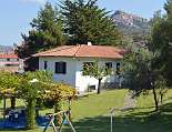 Blick vom Garten aufs Ferienhaus und auf Castellabate