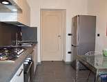 Die Küche mit großem Kühlschrank