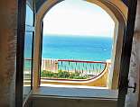 Das Bad oben, mit Blick aufs Meer Das Bad oben, mit Sitzbadewanne und phantastischen Blick aufs Meer