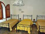 Das Schlafzimmer mit drei Einzelbetten Das Schlafzimmer mit drei Einzelbetten
