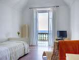 Wohnraum der Suite mit Balkon zum Meer Wohnraum der Suite mit Balkon zum Meer