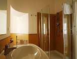 Großes Bad mit Dusche einer Suite Großes Bad mit Dusche einer Suite