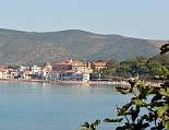 Blick vom Garten auf Santa Maria di Castellabate und die grünen Hügel des Cilento