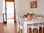 Der Wohnraum mit Zugang zur Terrasse und zum Garten