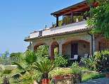 Casa Trezeni mit Garten am Meer Die Terrasse, Teil des Gartens und das Meer