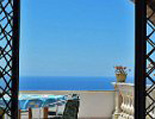 Blick aus dem Wohnraum auf die Terrasse von San Leo I und das Meer