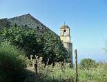 Entlang einer Wanderung auf dem Tresino-Berg, das verlassene Kloster S. Giovanni