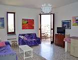 Marina Piccola, der Wohnraum mit kleinem Balkon