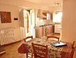 Offene Küche und Wohnraum einer Maisonettewohnung