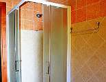 Bad in der oberen Ferienwohnungen Bad mit Dusche in der oberen Ferienwohnungen