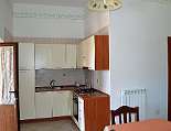 Die offene Küche mit angrenzendem Wohnraum in der unteren Ferienwohnung
