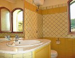 Das Bad mit Dusche und Fenster Das obere Bad mit Dusche und Fenster