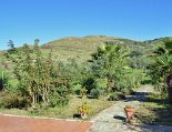 Blick von der Eingangsterrasse auf den Garten und die Tresino-Landschaft