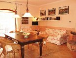 Wohnraum mit Kamin und Sofa Wohnraum mit Kamin und Sofa