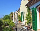 Die Terrasse mit Zugängen zum Wohnraum und Schlafzimmer