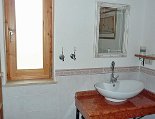 Das Bad mit Fenster zur Terrasse Das (selbe) Bad mit Fenster zur Terrasse